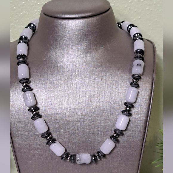 Lola Rose Malani Beaded Adjustable Necklace NWT - Picture 1 of 10